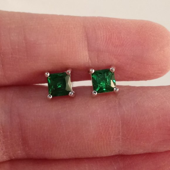 925 Sterling Silver Square Emerald Green Diamond Zircon Stud Earrings .71ctw ea. - Picture 4 of 4